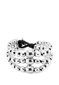 Pulsera de cuentas plateadas con cuentas esféricas brillantes de tamaños variados, unidas por un cordón negro, que presenta un diseño en capas.