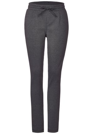 Czarne spodnie o dopasowanym kroju z małym białym geometrycznym wzorem i sznurkiem w pasie, przedstawione na płasko na białym tle.