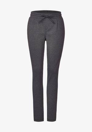 Czarne spodnie o dopasowanym kroju z małym białym geometrycznym wzorem i sznurkiem w pasie, przedstawione na płasko na białym tle.