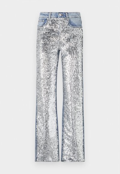 Sølvglitrende jeans med en flare-design, med en denim-talje og -sider, der skaber en tekstureret, reflekterende overflade.