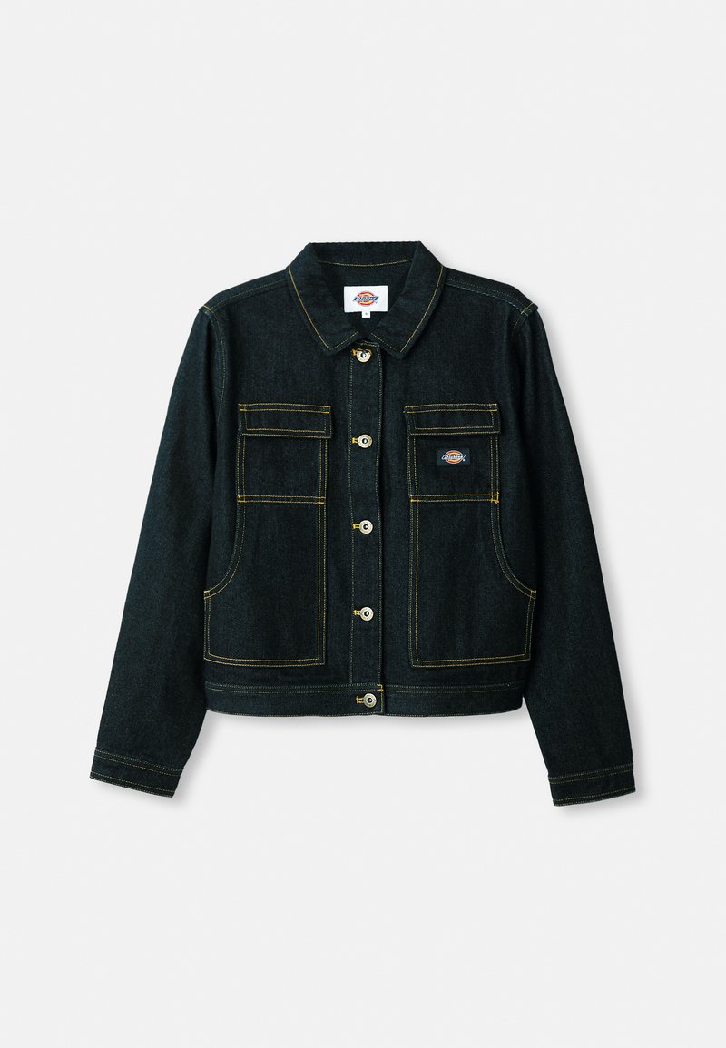 Tamno plavi traper jakna s ovratnikom, dva džepa na prsima, akcentima žute niti i kopčanjem na dugmadima sprijeda.