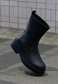 Nevybrané, black/burgundy