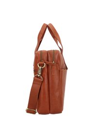 Braune Lederhandtasche mit doppelten Reißverschlüssen, verstellbarem Trageriemen und zwei Griffen. Sie zeichnet sich durch eine glatte Textur und minimale Hardware-Akzente aus.