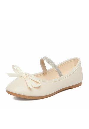 Kremowy płaski but z małą kokardką na nosku i błyszczącym elastycznym paskiem na górze, z jasnobrązową podeszwą.