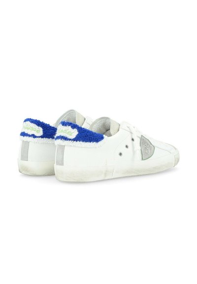 Sneakers bianchi con accenti testurizzati blu e verdi sul retro. Presentano un esterno in pelle liscia e lacci tondi.