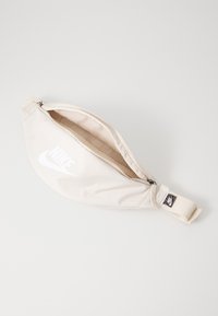 Nike Sportswear HERITAGE WAISTPACK UNISEX - Jostas soma - lt orewood brn/lt orewood brn/white