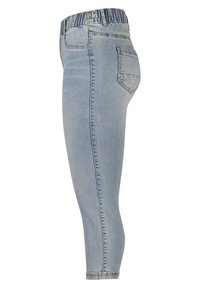 Jeans en denim bleu clair au design ajusté, avec une taille élastique et un style classique à cinq poches. Texture lisse avec un léger délavage.