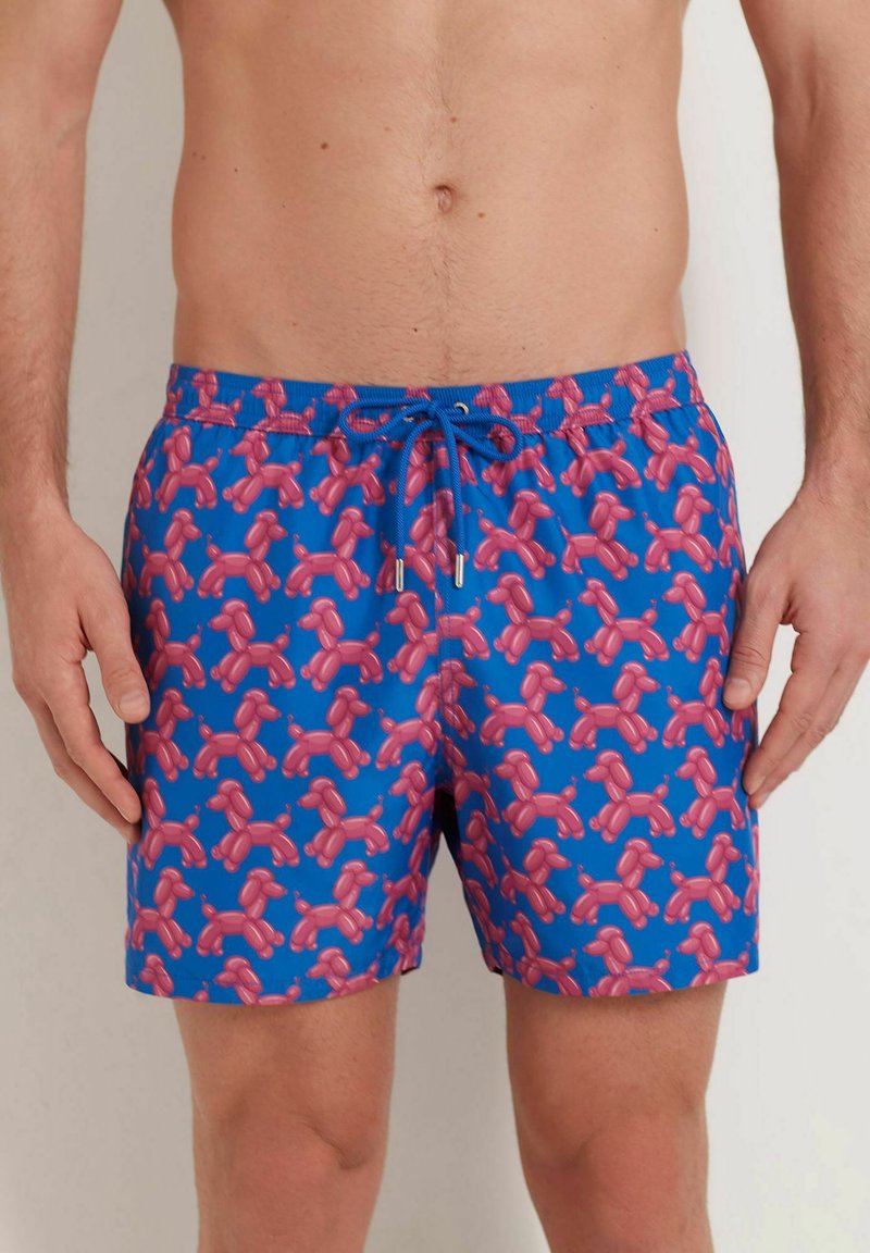 Shorts de bain avec un fond bleu et un motif d'animaux en ballon roses, taille avec cordon de serrage et tissu léger.