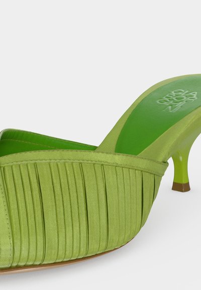 Πράσινο σατέν mule με πτυχωτό επάνω μέρος, μυτερή μύτη και λεπτό τακούνι kitten με καφέ άκρο, ανάγλυφο λογότυπο στην εσωσόλα.