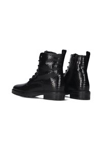 Zwarte enkelboots van gestructureerd, glanzend synthetisch materiaal met een schubbenpatroon. Voorzien van een vetersluiting aan de voorkant en een rits aan de zijkant. Dikke rubberen zool.