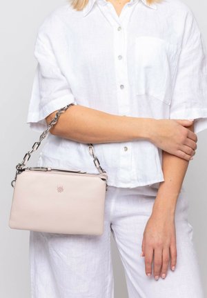 Borsa a tracolla in pelle rosa chiaro con finitura testurizzata, dotata di una tracolla in metallo argentato e chiusura a zip, esposta su uno sfondo neutro.