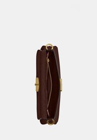 Sac à main en cuir marron avec quincaillerie dorée, ouvert pour montrer la poche intérieure zippée et la doublure du sac sur un fond uni.