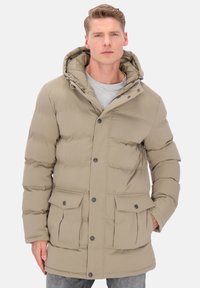 Beige-tikkitakki hupulla, jossa on edessä napitus, kaksi isoa läppätaskua ja vaakasuora tikkaus lämmikkeeksi.