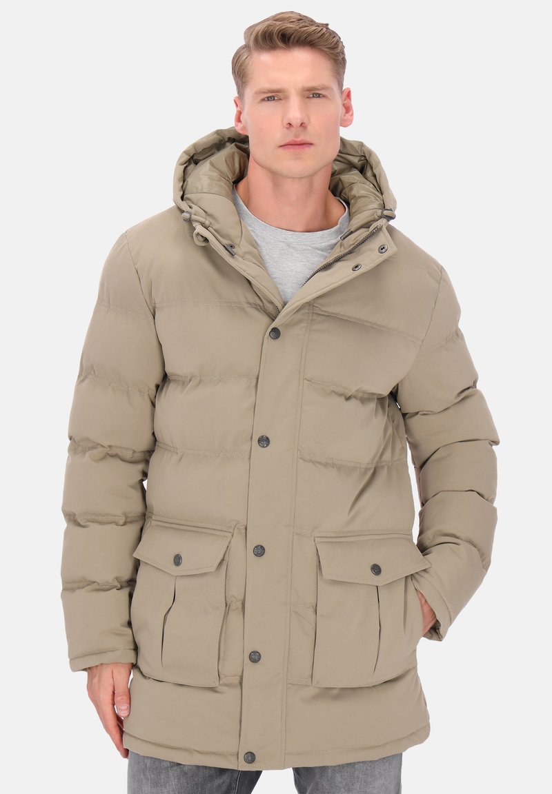 Beige-tikkitakki hupulla, jossa on edessä napitus, kaksi isoa läppätaskua ja vaakasuora tikkaus lämmikkeeksi.