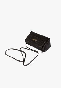 Borsa a tracolla nera in pelle trapuntata con cinghia lunga e sottile e logo del marchio dorato sulla pattina frontale, su sfondo bianco.