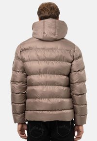 Braune Pufferjacke mit Kapuze, verfügt über ein gestepptes Design, glänzende Textur und Rippdetails an den Ärmeln und am Saum.