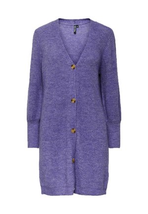 Langer lila Strickcardigan mit V-Ausschnitt, langen Ärmeln und vier braunen Knöpfen vorne.
