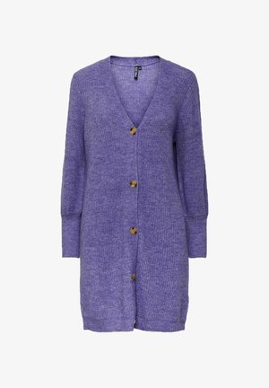 Langer lila Strickcardigan mit V-Ausschnitt, langen Ärmeln und vier braunen Knöpfen vorne.
