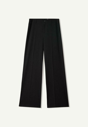 Schwarze Weitbein-Hose mit Bügelfalte vorne, Gürtelschlaufen und Knopfverschluss, flach auf weißem Hintergrund liegend.