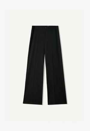 Schwarze Weitbein-Hose mit Bügelfalte vorne, Gürtelschlaufen und Knopfverschluss, flach auf weißem Hintergrund liegend.