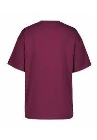 Bordeaux T-shirt met korte mouwen, ontspannen pasvorm, ronde halslijn en een zachte, gladde textuur. Geen zichtbare patronen of accenten.