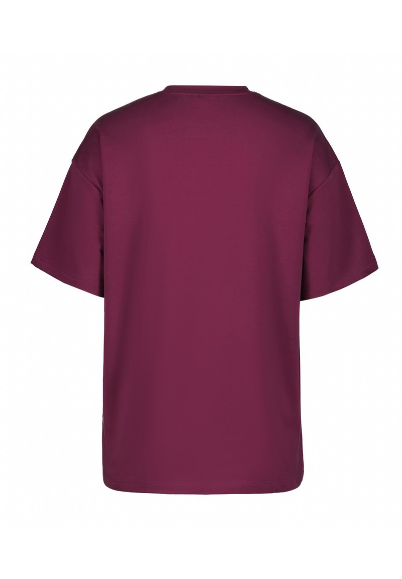 T-shirt bordeaux à manches courtes avec une coupe décontractée, un col rond et une texture douce et lisse. Aucun motif ni accent visible.