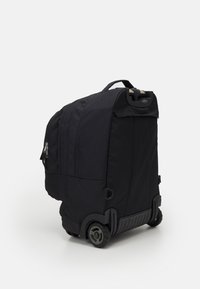 Schwarzer Rucksack mit Rädern in rechteckiger Form. Aus strapazierfähigem Gewebe gefertigt, verfügt er über einen Tragegriff oben, eine seitliche Reißverschlusstasche und strukturierte Rollen.