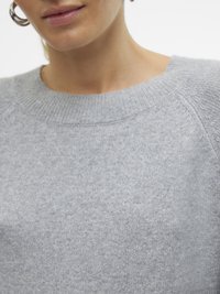 Maglione grigio chiaro lavorato a maglia con scollatura rotonda, maniche raglan e una texture morbida. Presenta un sottile motivo melangiato per un tocco di dettaglio.