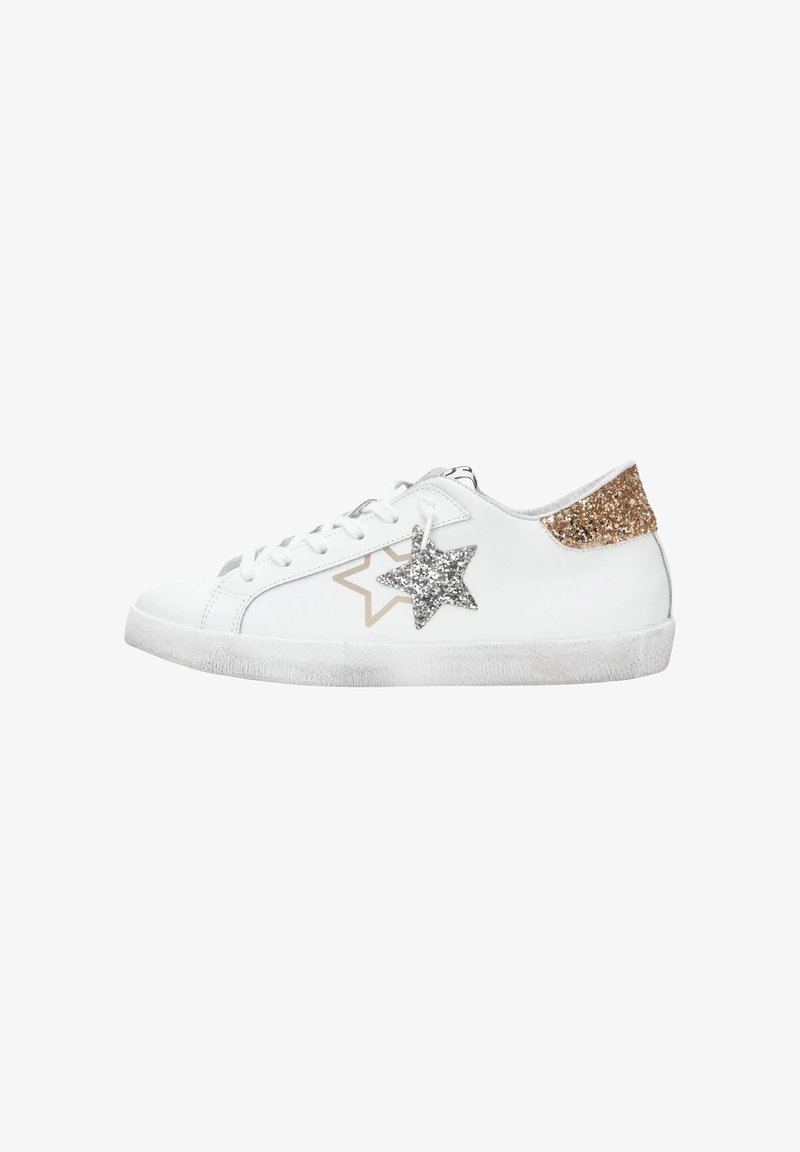 Sneaker bianco con tomaia in pelle testurizzata, stelle decorate con glitter argento e oro, suola in gomma e chiusura con lacci.