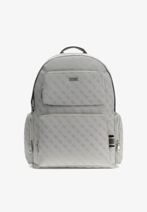Sac à dos GUESS gris clair avec motif monogramme, doté de plusieurs poches zippées et d’un détail en tissu rayé noir et blanc sur le côté.