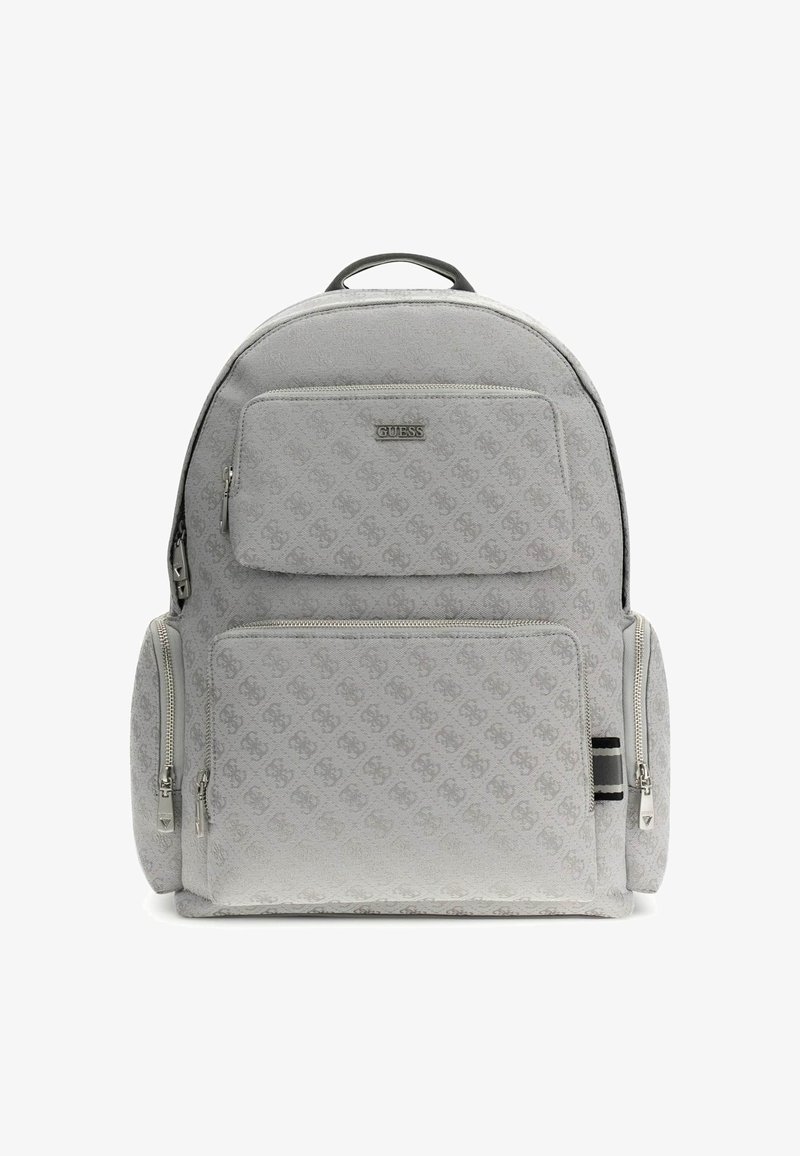 Sac à dos GUESS gris clair avec motif monogramme, doté de plusieurs poches zippées et d’un détail en tissu rayé noir et blanc sur le côté.
