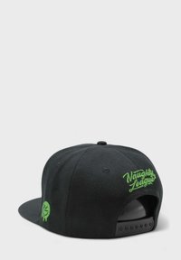 Mustapipoinen lippalakki, jossa on kaareva lippa ja takana vihreällä brodeerattu teksti "Naughty League" sekä pieni logo sivussa. Säädettävä hihnakiinnitys.