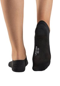 Schwarze Knöchelsocken aus strukturiertem Material, mit verstärkter Zehenpartie, niedrigem Schnitt und Größenetikett "LASCANA 35-38" auf der Unterseite.