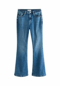 Uitlopende blauwe denim jeans met een medium hoge taille, voorzien van vijf zakken en een klassieke knoopsluiting. Lichte vervaging benadrukt de textuur.