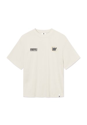 T-shirt à manches courtes de couleur blanc cassé avec le texte « MWRPOLI » et le logo « Double Y by Wood Wood » sur la poitrine gauche, ainsi qu'un logo stylisé « WW » sur la poitrine droite.