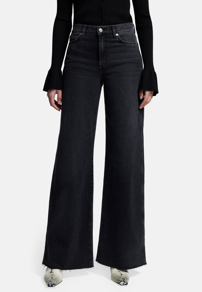 Jeans in denim neri a vita alta e gamba larga con orlo sfilacciato, chiusura con bottone e tasche laterali. Tessuto liscio e vestibilità strutturata.
