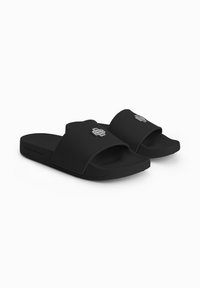 Zwarte slide sandalen met brede banden en een gestructureerd ontwerp. Bevat een logo op de band. Gemaakt van een duurzaam rubbermateriaal.