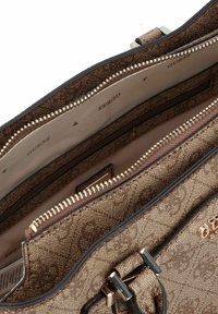 Bruine handtas met een gemêleerd patroon en een gestructureerd oppervlak, voorzien van gouden hardware, meerdere met rits afgesloten vakken en een merkl logo aan de zijkant.
