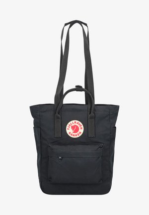 Schwarze Tragetasche aus strapazierfähigem Material, mit einem oberen Griff, langen Schulterriemen und einer vorderen Reißverschlusstasche mit einem roten runden Logo.