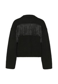 Schwarzer, gestrickter Pullover mit langen Ärmeln, der über dem oberen Rücken eine horizontale Reihe schwarzer Fransen aufweist.