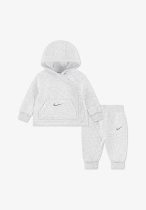 Világosszürke pulóver és nadrág szett, kapucnival, patentos záródással, steppelt mintázattal, valamint mindkét darabon ezüst színű Nike logóval.