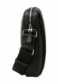 Sac en cuir noir, forme rectangulaire, fermeture zippée sur le dessus, bandoulière en tissu ajustable, accents en métal argenté, texture lisse.