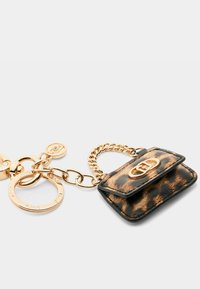 Leopardprint sleutelhanger tas van leer met een goudkleurige ketting en hardware, voorzien van een haaksluiting en een gegraveerd logo detail.