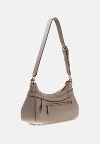 Szara skórzana torebka o zakrzywionym kształcie, z paskiem na ramię i złotymi dodatkami. Posiada przednią kieszeń na suwak oraz fakturowaną powierzchnię.
