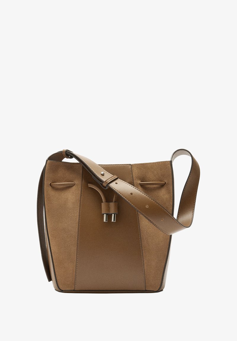 Brązowa torba na ramię z ekoskóry w kształcie wiadra, z płaskim dnem, dwiema bocznymi kieszeniami i regulowanym paskiem. Posiada zapięcie na sznurków i gładką teksturę.