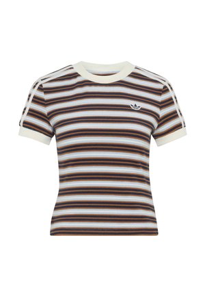 T-shirt à manches courtes et col rond avec des rayures horizontales bleu marine, marron et blanc et un petit logo Adidas sur la poitrine gauche.