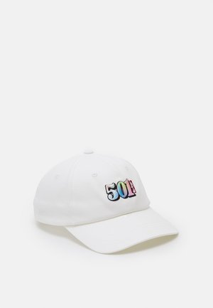 Biała czapka bejsbolowa z kolorowym logo "501" i małą czerwoną metką Levi's z przodu po lewej stronie.