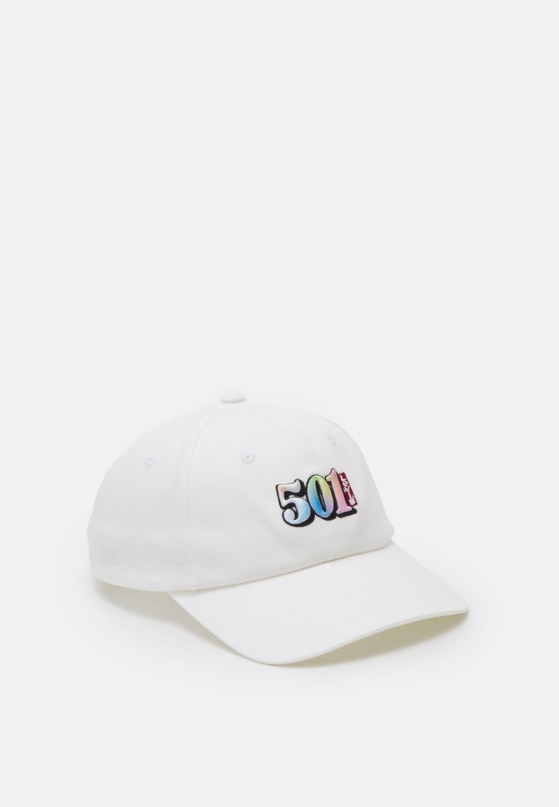 Casquette de baseball blanche avec un logo coloré "501" et une petite étiquette rouge Levi's sur le côté avant gauche.