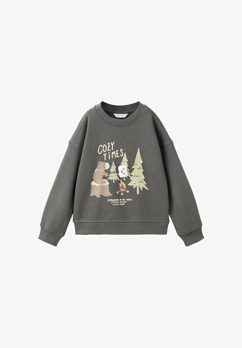 Sweatshirt gris avec un col rond, présentant un motif graphique d'un ours et des arbres, le texte "COZY TIMES", et une texture douce.