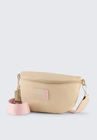 Beige stoffen schoudertas, ovale vorm met een roze schouderband, ritssluiting en geperst labeldetail. Textuur oppervlak voor duurzaamheid.